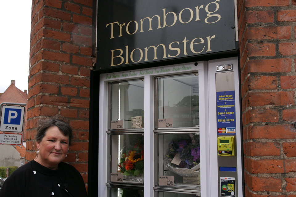 Karin Høeg Johansen og blomsterautomaten ved Tromborg Blomster i Horsens
