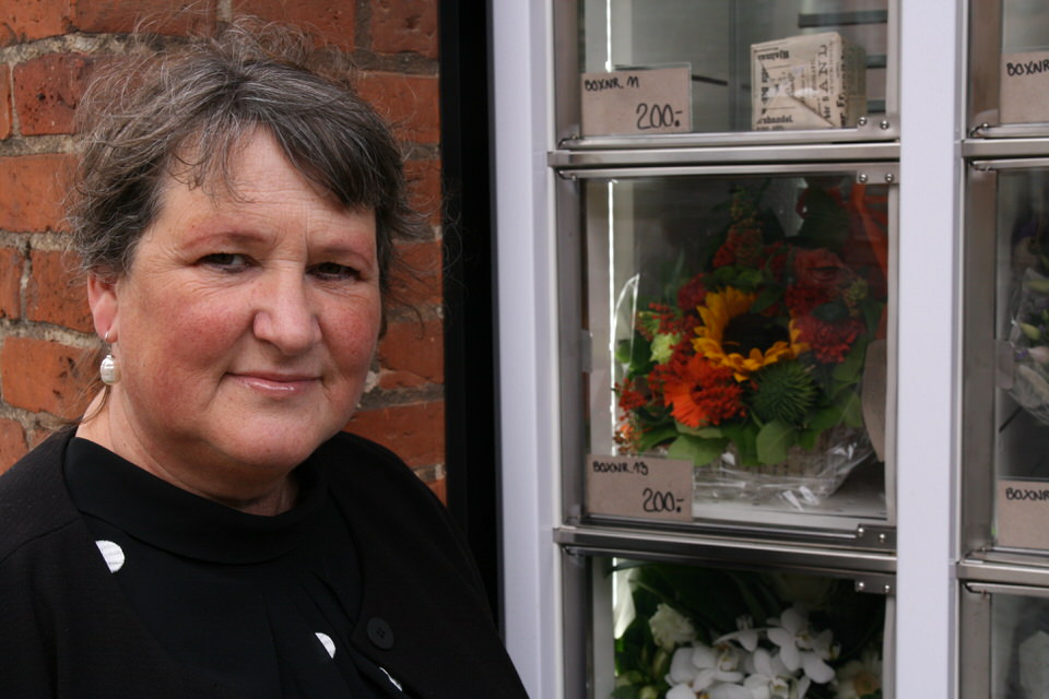 Karin Høeg Johansen ved en blomsterautomat i Horsens