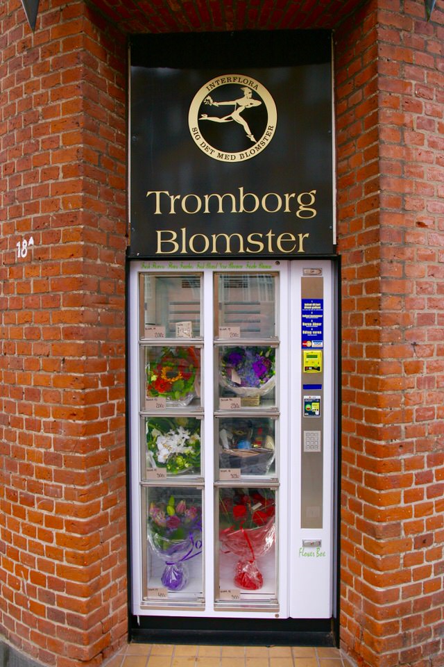Ved Tromborg Blomster i Horsens er blomsterautomaten bygget ind i en gammel dør.