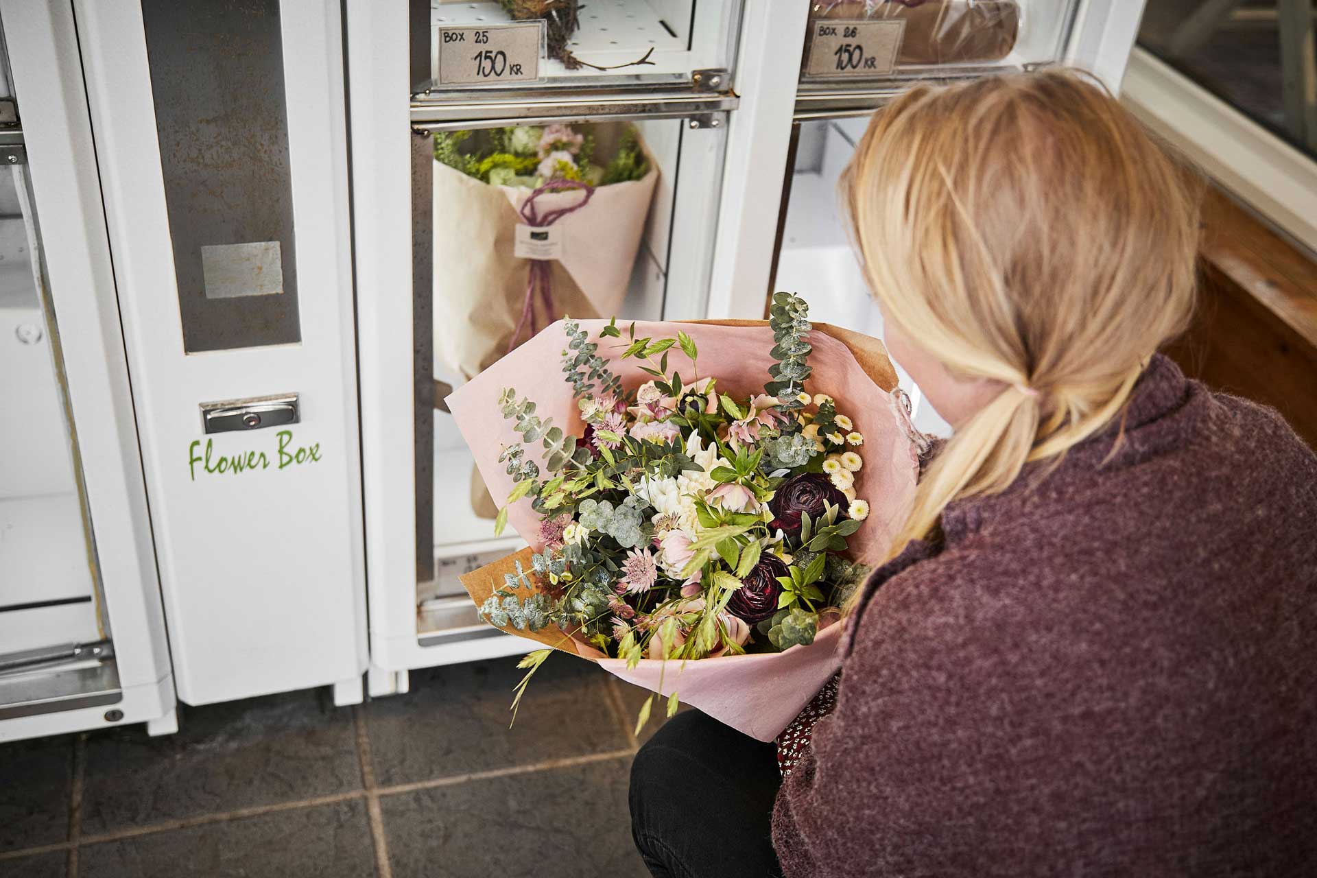 Den indbyggede køling i blomsterautomaten holder buketterne friske og flotte – klar til salg 24/7