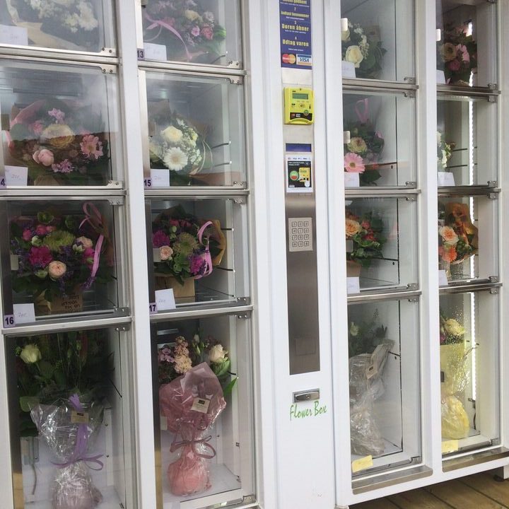 Kom og træk en blomst i blomsterautomaten på torvet ved Torstedallé